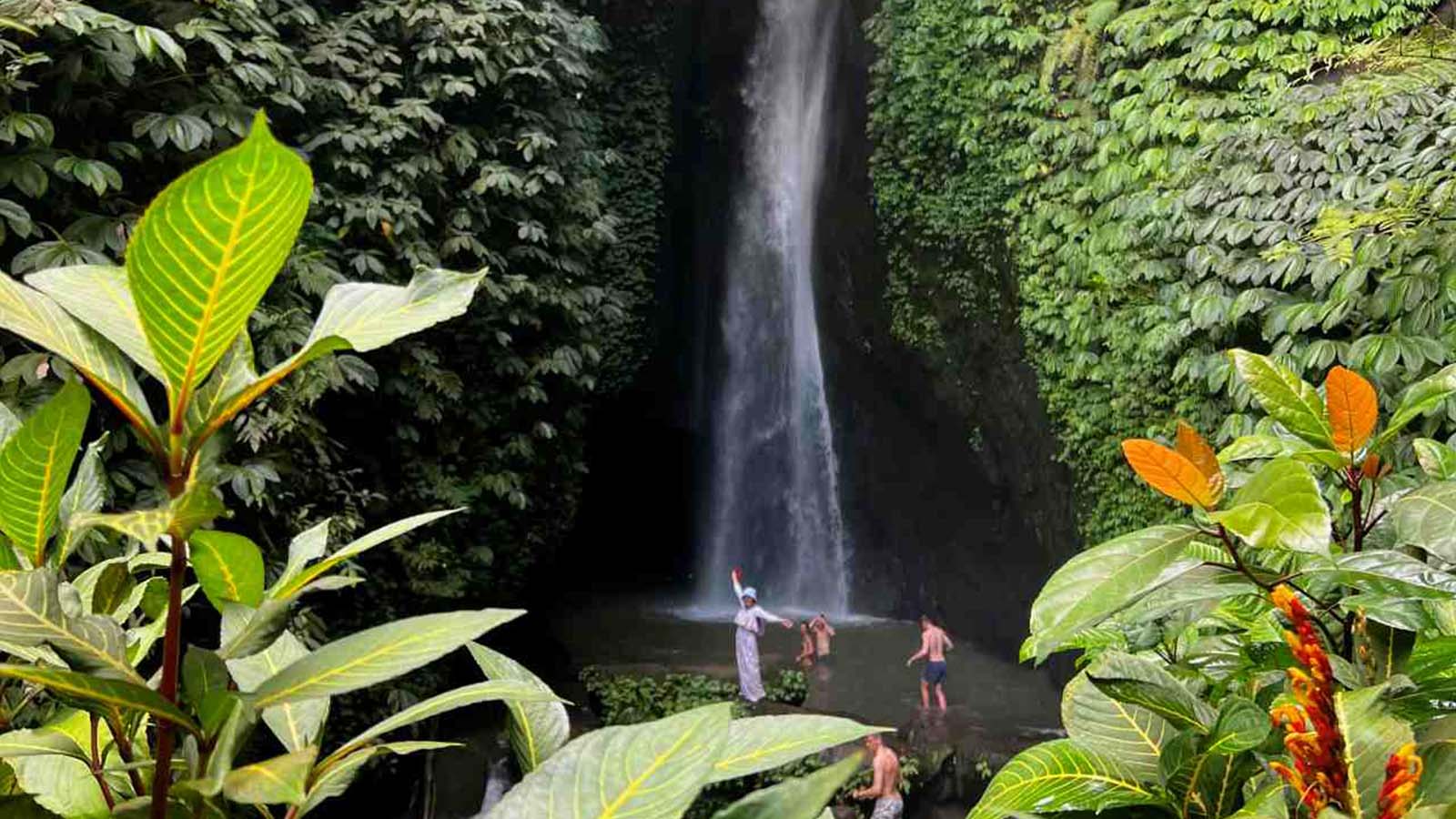 Temukan Air Terjun Tersembunyi, Teras Sawah Situs Warisan Dunia UNESCO, dan Kuil di Pegunungan